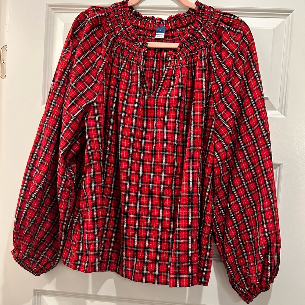Adorable and perfect for the holidays!!! Great Condition and super Flattering 🎄